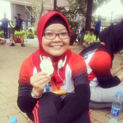 Narsis bersama medali finisher pertama :p