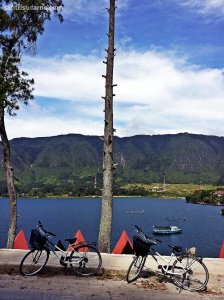 bersepeda di tuktuk samosir